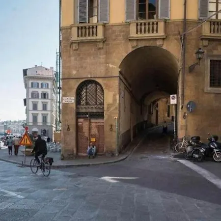 La Via Del Ponte Vecchio *